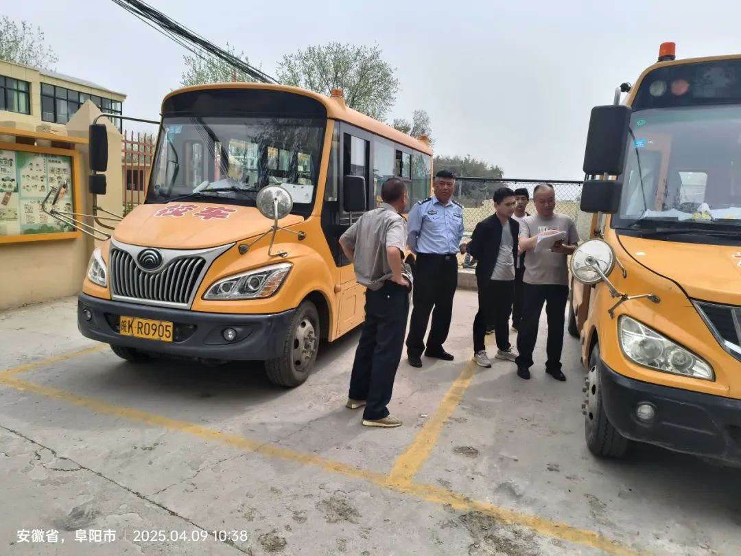 縣應(yīng)急管理局檢查組到十八里鋪鎮(zhèn)檢查校車安全隱患排查整治工作