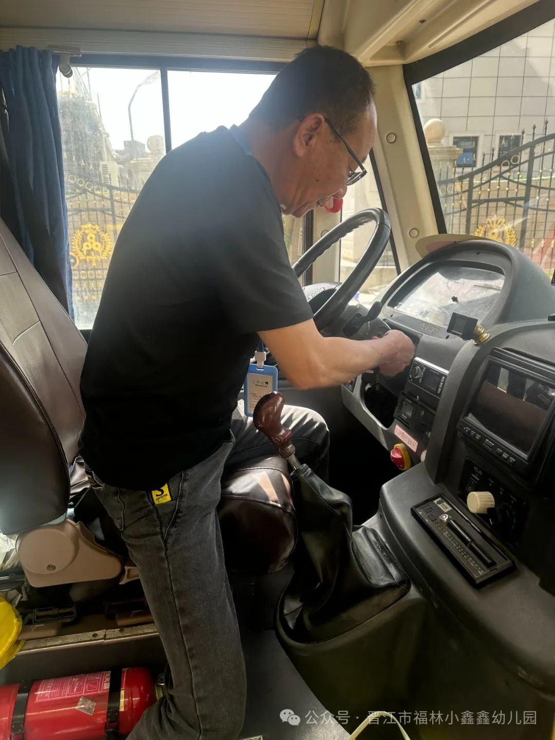 【校車檢查】“平安校車 安全‘童’行”——小鑫鑫幼兒園迎接校車安全檢查