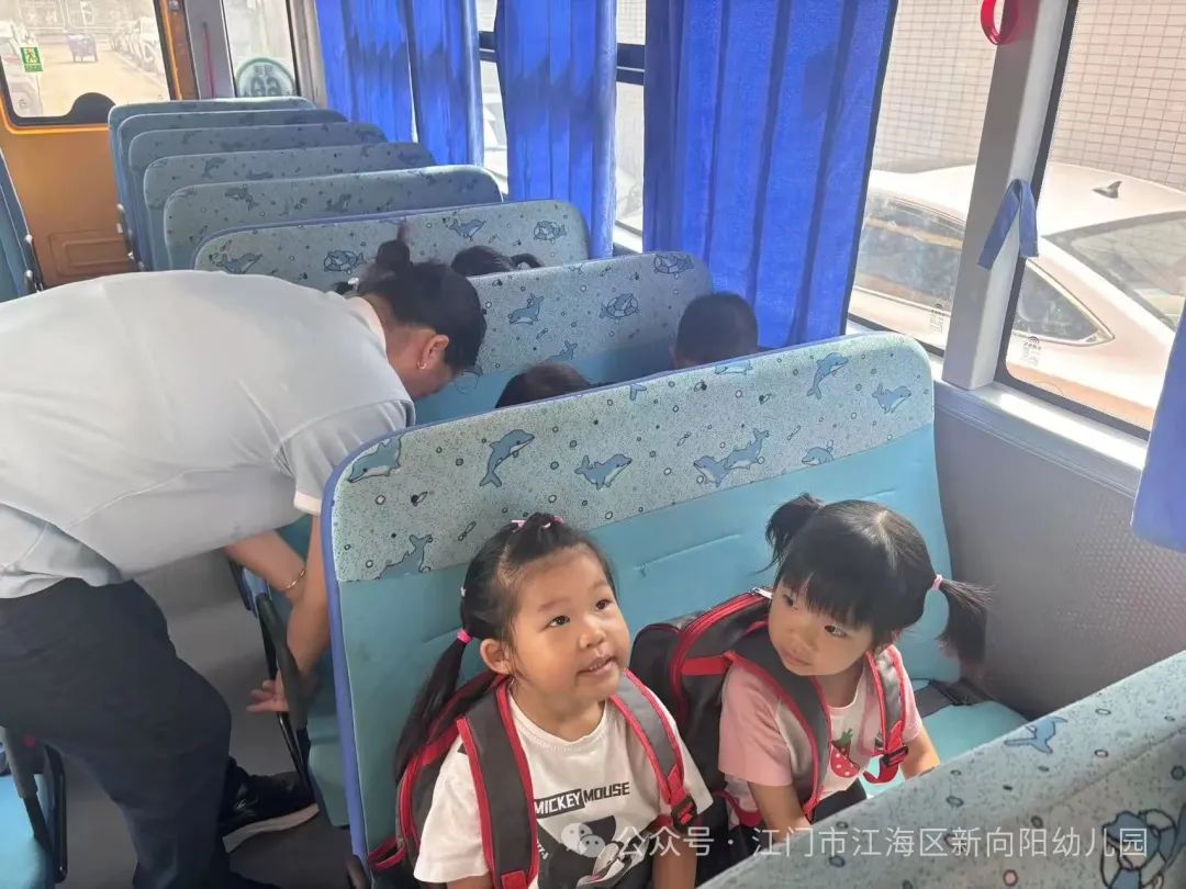 【安全乘校車，平安伴我行】--江海區(qū)新向陽(yáng)幼兒園校車安全演練