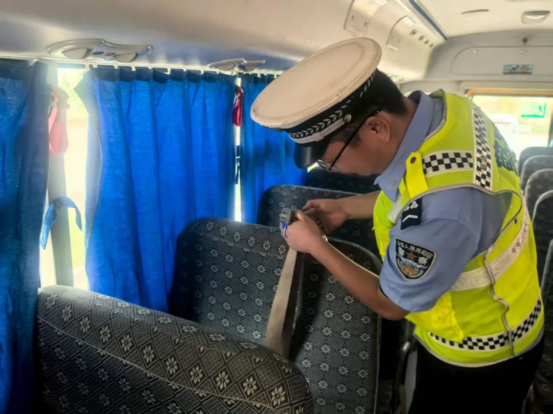 若羌公安交警強化校車安全“大檢查”，擰緊出行“安全閥”！