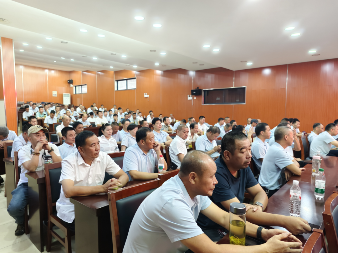 “大鼻子”校車整裝待發(fā)，迎接學(xué)子平安返校