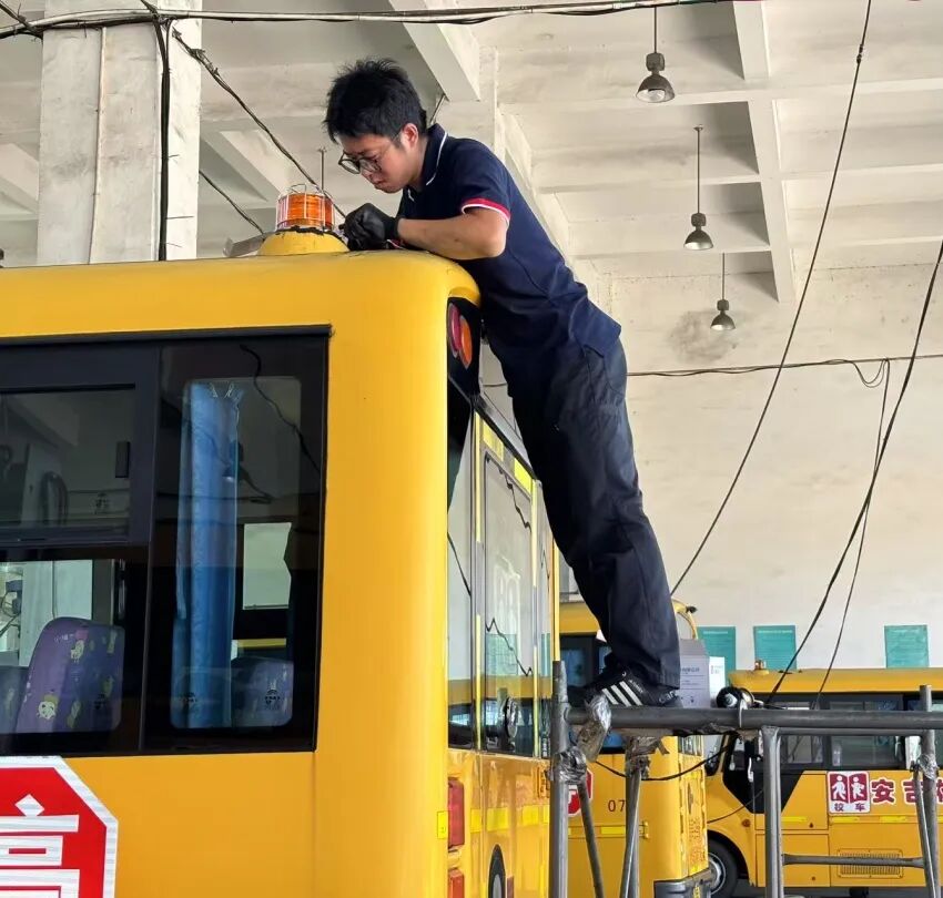 “大鼻子”校車整裝待發(fā)，迎接學(xué)子平安返校