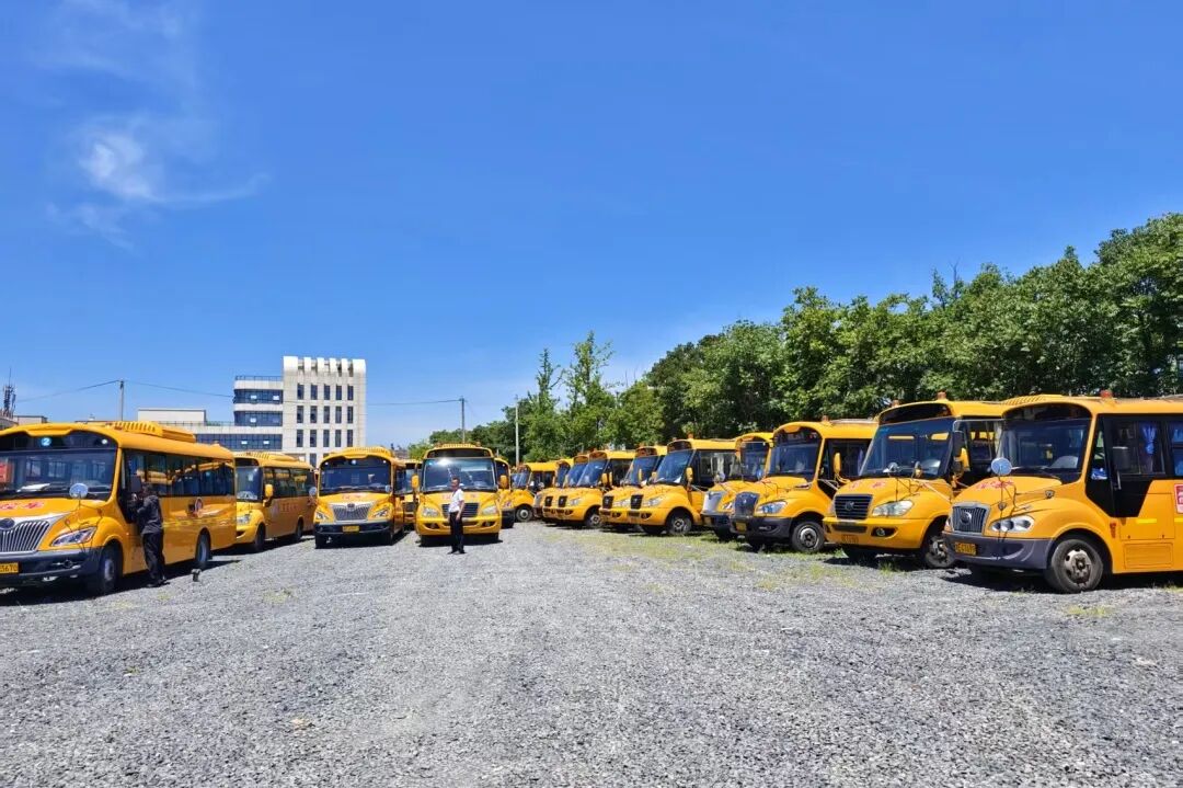 “大鼻子”校車整裝待發(fā)，迎接學(xué)子平安返校
