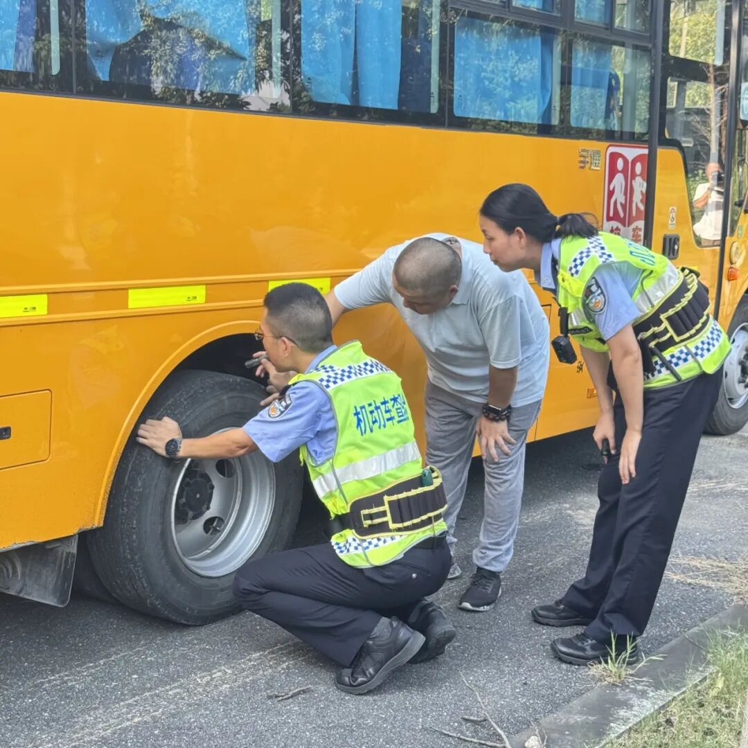 “大鼻子”校車整裝待發(fā)，迎接學(xué)子平安返校