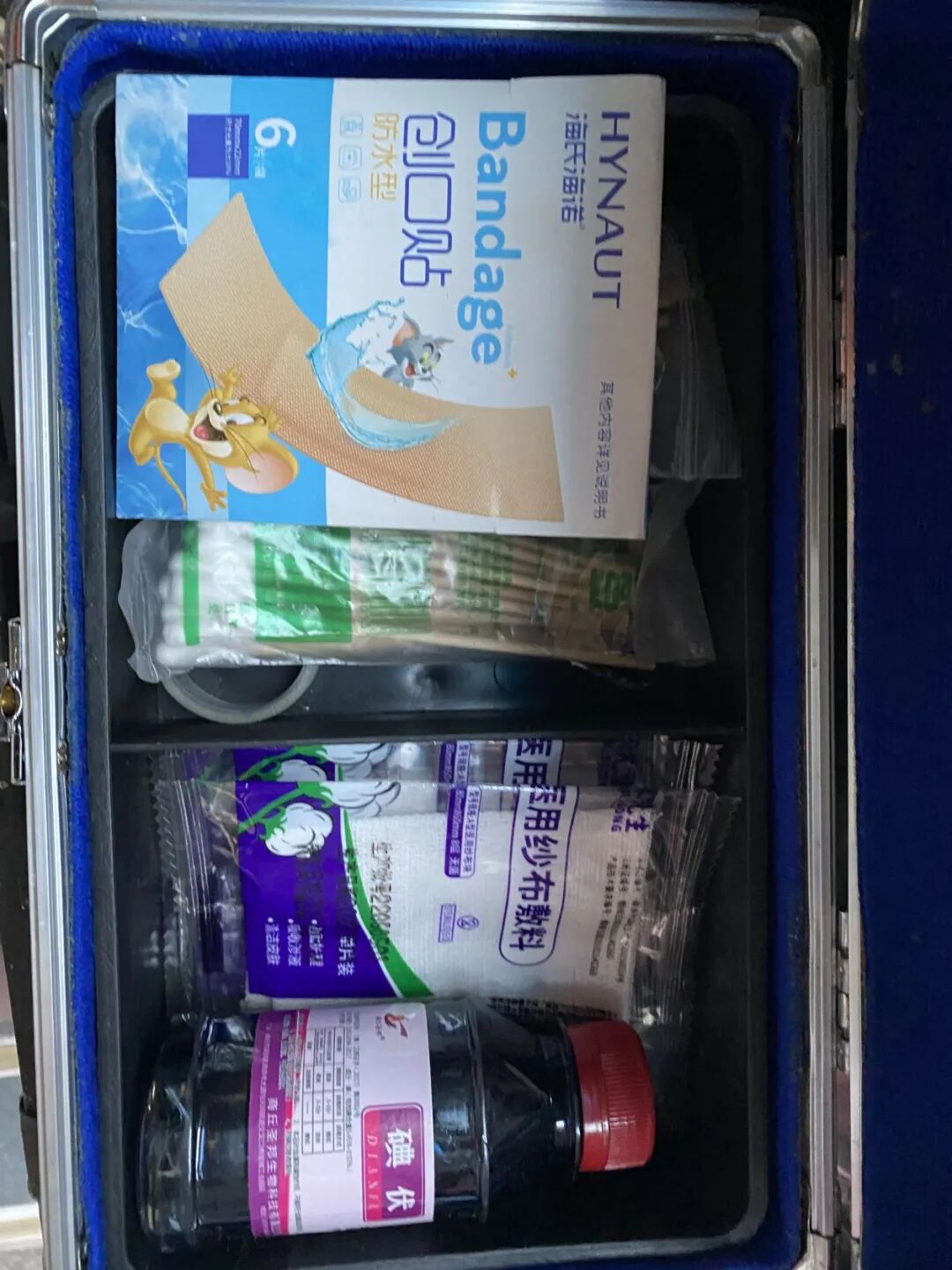 校車就位，安全到位，小紅星貼心守護上學路