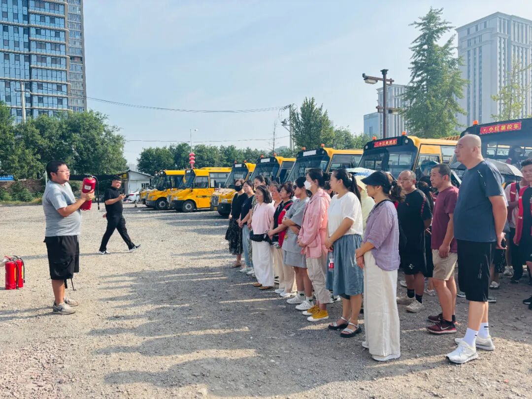 校車就位，安全到位，小紅星貼心守護上學路