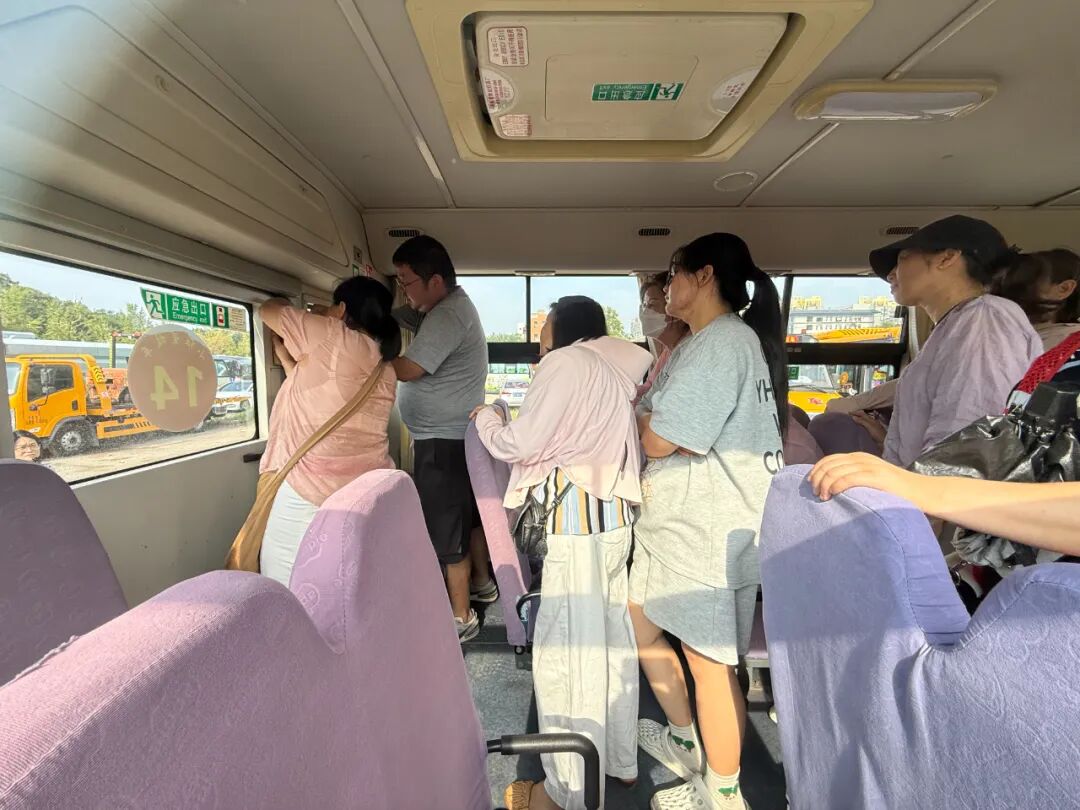 校車就位，安全到位，小紅星貼心守護上學路