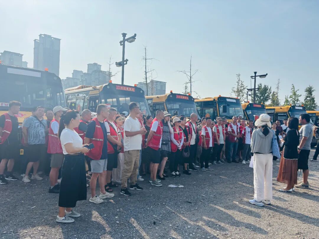 校車就位，安全到位，小紅星貼心守護上學路