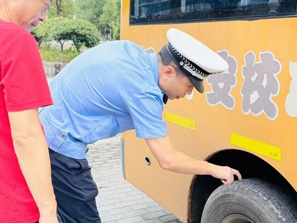 【平安護航2025】洪江市公安局：開展校車安全集中檢查，筑牢學生出行“安全防線”