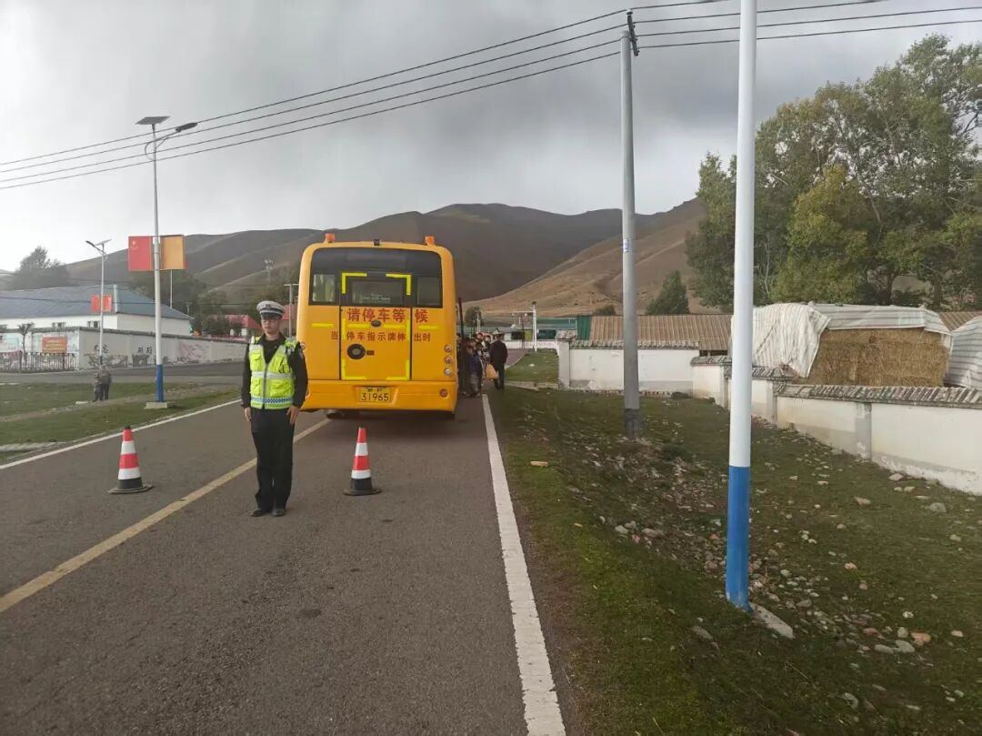 四師交警檢查校車安全 筑牢上下學安全防線