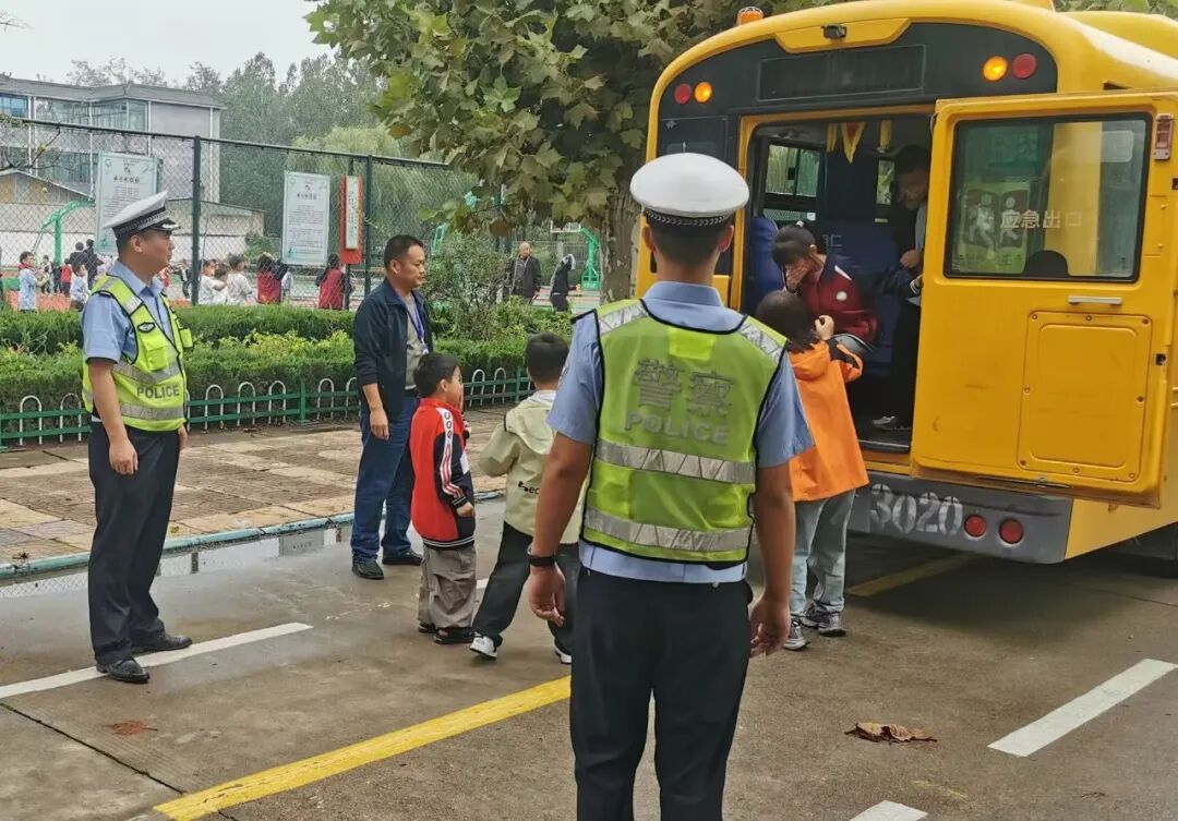 以練筑防 警校攜手開展校車應急演練