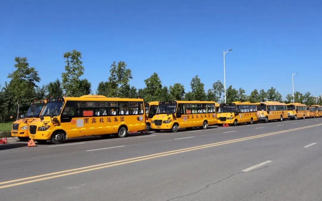 秋季校車安全特輯：秋色雖美，安全不怠//陽(yáng)光雨露校車筑起秋季安全防線