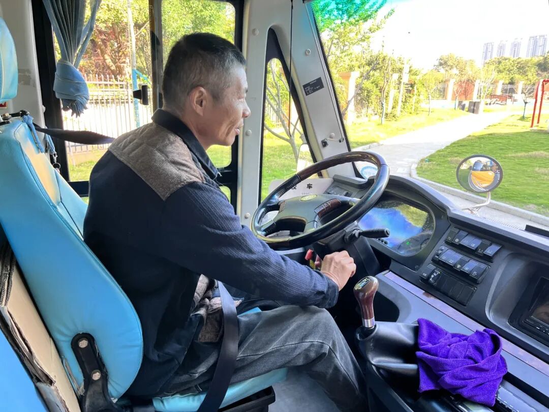 筑牢校車安全 守護成長之路 —— 紅蓮湖第二幼兒園校車安全應(yīng)急演練活動