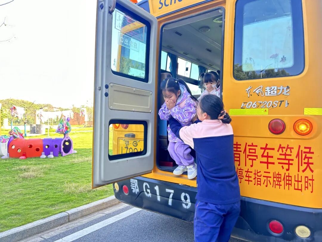 筑牢校車安全 守護成長之路 —— 紅蓮湖第二幼兒園校車安全應(yīng)急演練活動