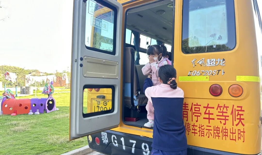 筑牢校車安全 守護成長之路 —— 紅蓮湖第二幼兒園校車安全應(yīng)急演練活動