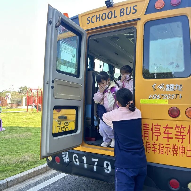 筑牢校車安全 守護成長之路 —— 紅蓮湖第二幼兒園校車安全應(yīng)急演練活動