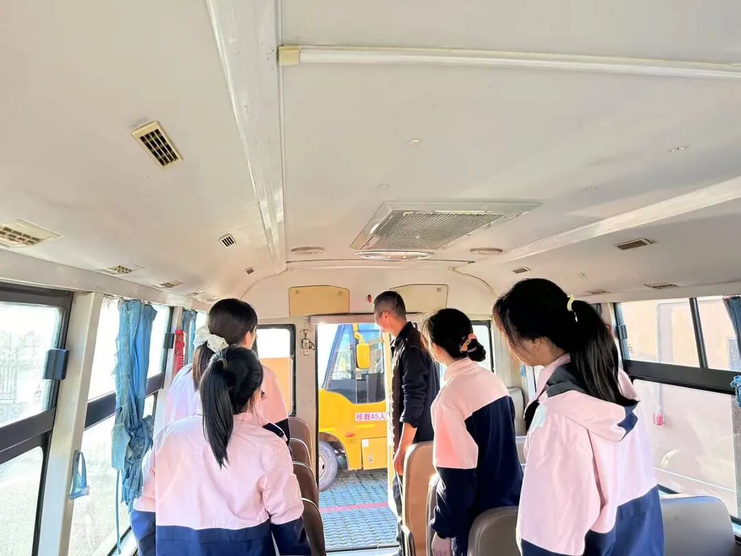 筑牢校車安全 守護成長之路 —— 紅蓮湖第二幼兒園校車安全應(yīng)急演練活動