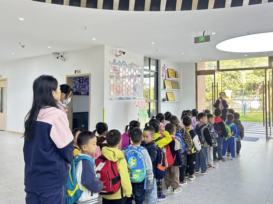 筑牢校車安全 守護成長之路 —— 紅蓮湖第二幼兒園校車安全應(yīng)急演練活動