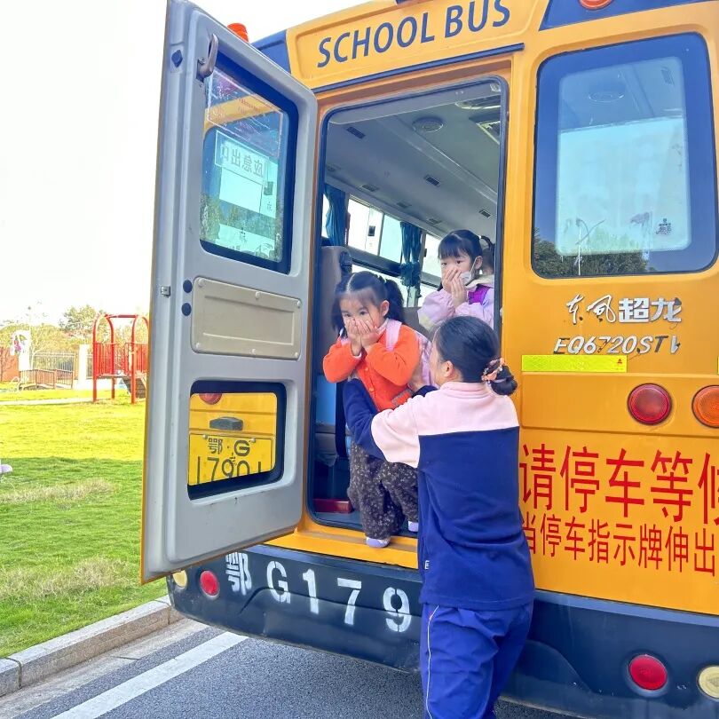 筑牢校車安全 守護成長之路 —— 紅蓮湖第二幼兒園校車安全應(yīng)急演練活動