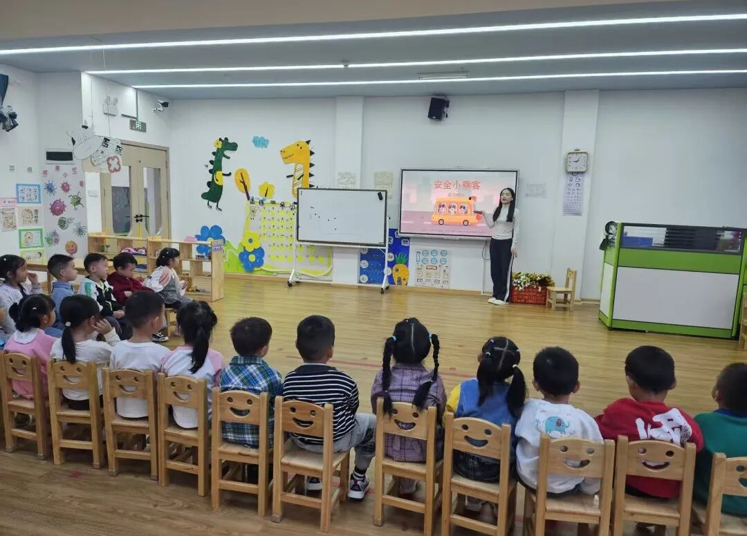 筑牢校車安全 守護成長之路 —— 紅蓮湖第二幼兒園校車安全應(yīng)急演練活動