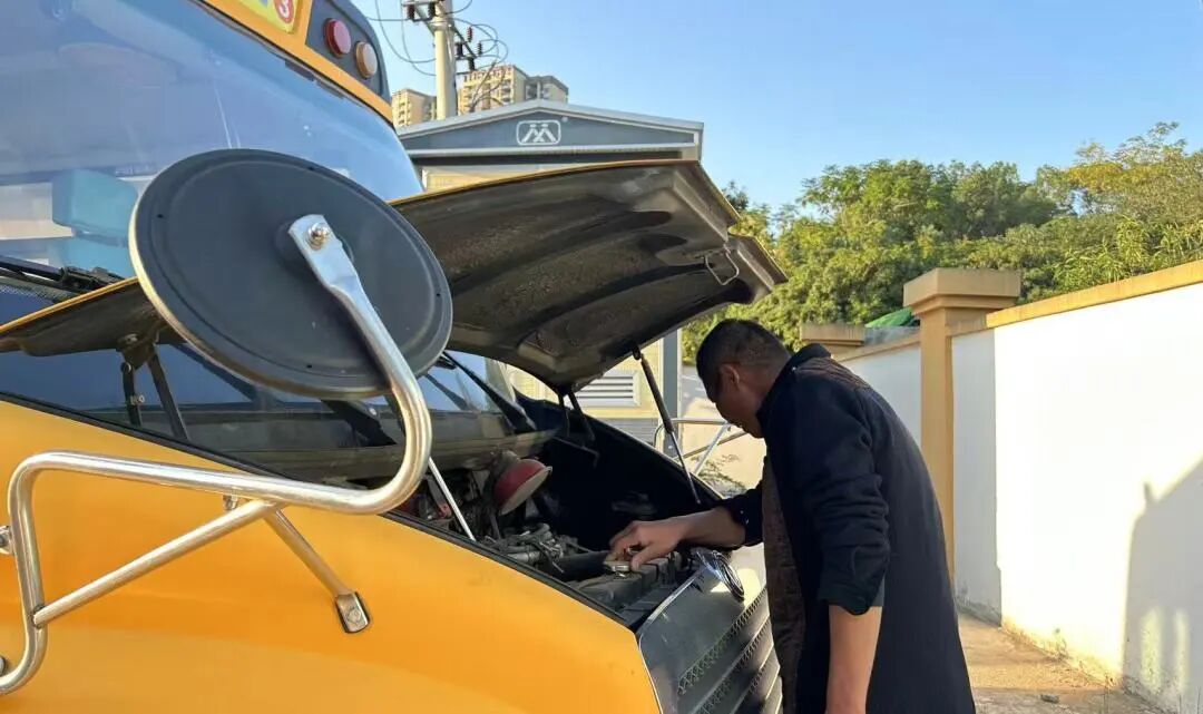 筑牢校車安全 守護成長之路 —— 紅蓮湖第二幼兒園校車安全應(yīng)急演練活動