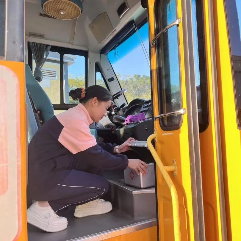 筑牢校車安全 守護成長之路 —— 紅蓮湖第二幼兒園校車安全應(yīng)急演練活動