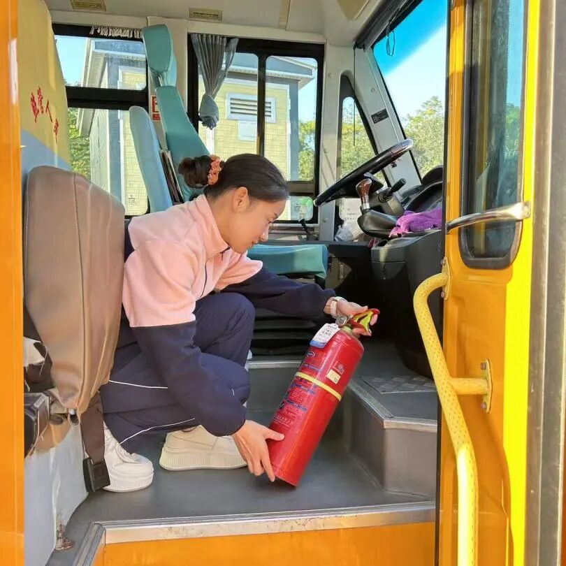 筑牢校車安全 守護成長之路 —— 紅蓮湖第二幼兒園校車安全應(yīng)急演練活動