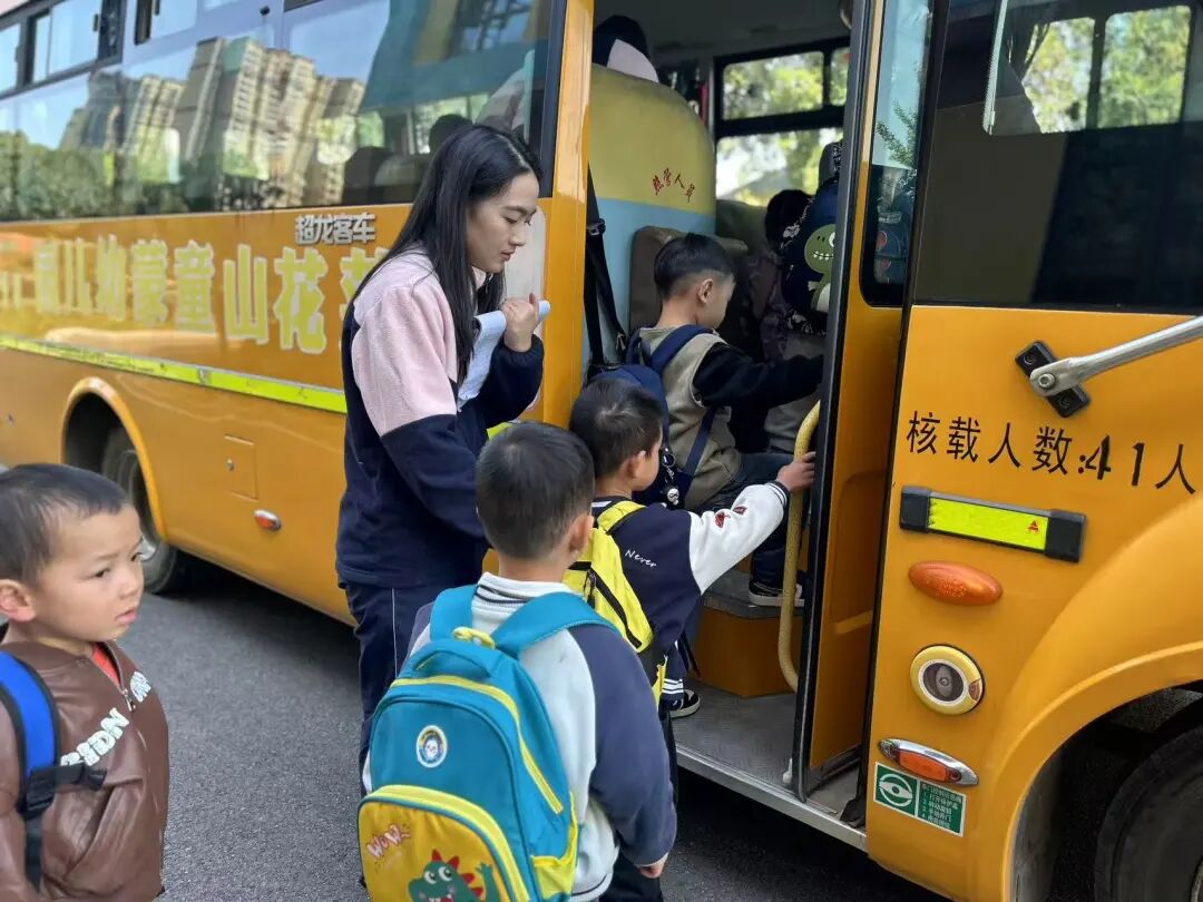 筑牢校車安全 守護成長之路 —— 紅蓮湖第二幼兒園校車安全應(yīng)急演練活動