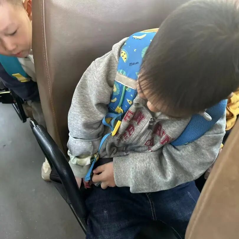 筑牢校車安全 守護成長之路 —— 紅蓮湖第二幼兒園校車安全應(yīng)急演練活動