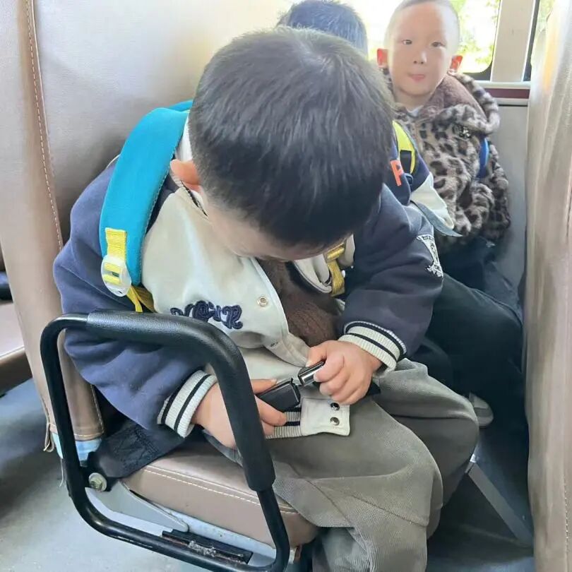 筑牢校車安全 守護成長之路 —— 紅蓮湖第二幼兒園校車安全應(yīng)急演練活動