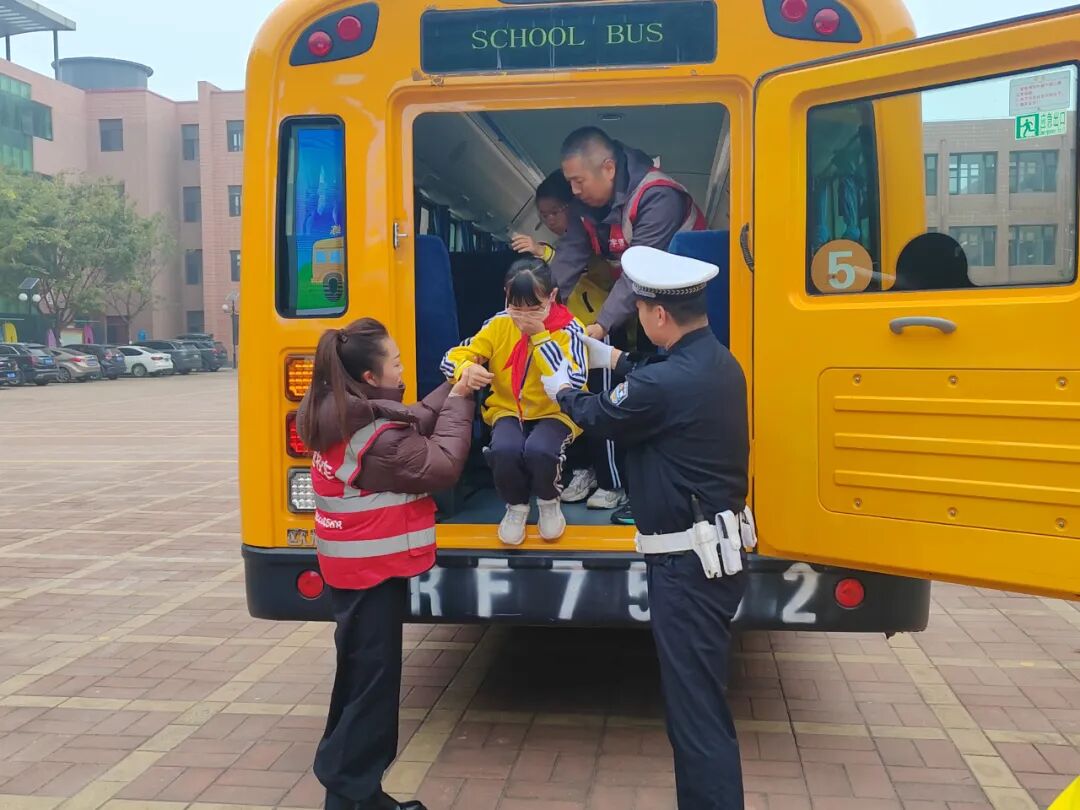 【陽光下的守護】三河公安交警進校園！校車安全演練筑牢平安防線