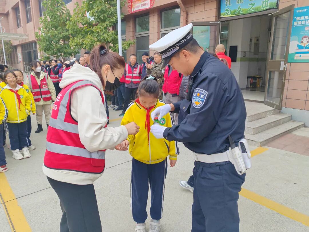【陽光下的守護】三河公安交警進校園！校車安全演練筑牢平安防線