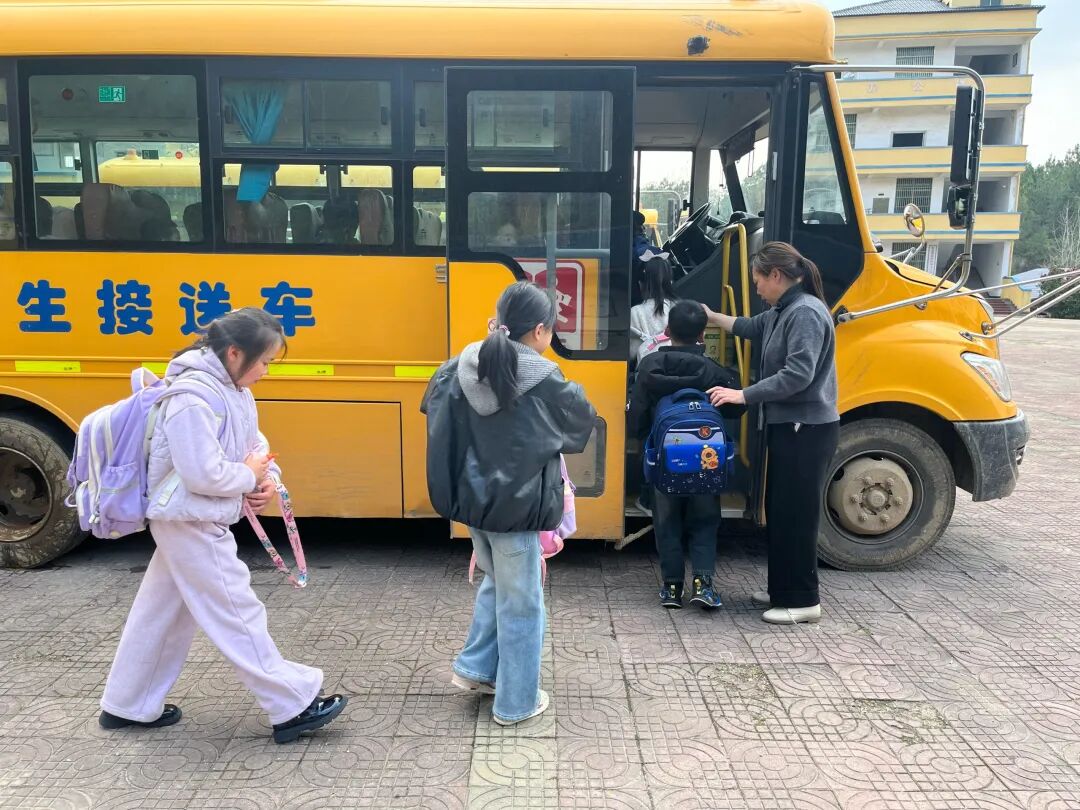 為愛護(hù)航 校車安全伴我行 | 2026年雛飛小學(xué)校車安全演練 為愛護(hù)航 校車安全伴我行 | 2026年雛飛小學(xué)校車安全演練