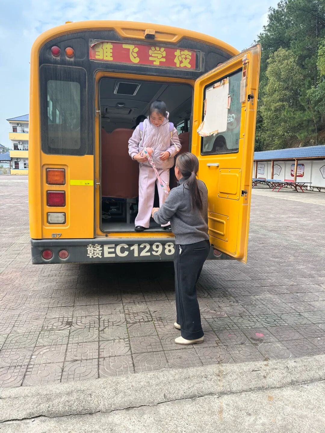 為愛護(hù)航 校車安全伴我行 | 2026年雛飛小學(xué)校車安全演練 為愛護(hù)航 校車安全伴我行 | 2026年雛飛小學(xué)校車安全演練