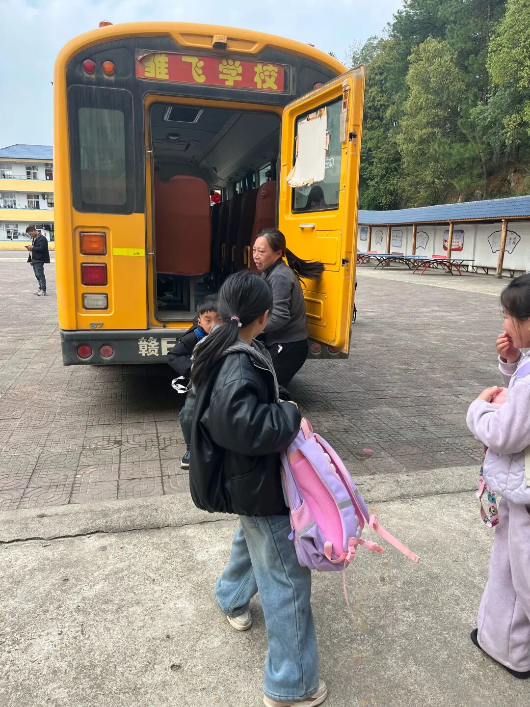 為愛護(hù)航 校車安全伴我行 | 2026年雛飛小學(xué)校車安全演練 為愛護(hù)航 校車安全伴我行 | 2026年雛飛小學(xué)校車安全演練