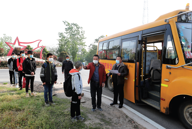 返校復課，鄉(xiāng)村校車接送忙