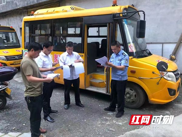 鳳凰:多部門開展校車聯(lián)合整治行動(dòng) 護(hù)航校車安全 鳳凰:多部門開展校車聯(lián)合整治行動(dòng) 護(hù)航校車安全