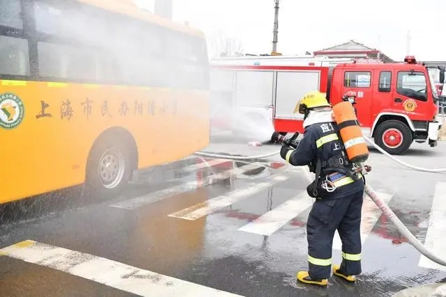 滿載學生的校車車廂內突然冒出濃煙，怎么辦？