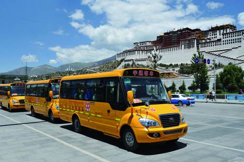 首批宇通專用校車開上雪域高原