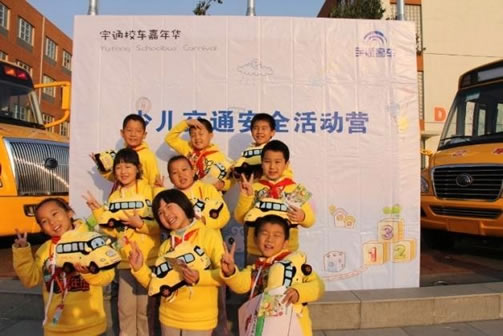 中美實(shí)力對(duì)比之校車版(圖)