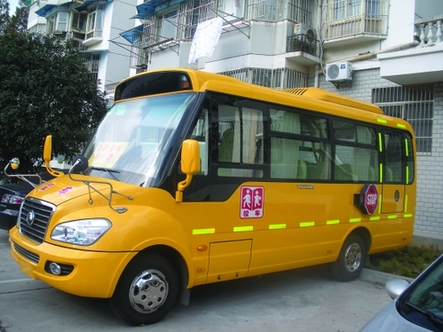 南京第一輛“大鼻子”校車 無法辦“校車牌照”上不了路