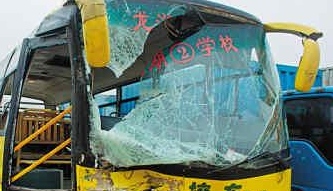 深圳龍崗區龍湖學校校車沖紅燈傷11名學生(圖)