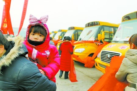 新鄭10家企業捐贈55輛愛心校車 有望明起上路