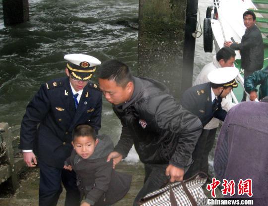 圖為海事執(zhí)法人員護送上學的小學生。 陳小芬 攝