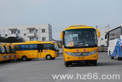 校車上路第一天 師生家長齊展顏