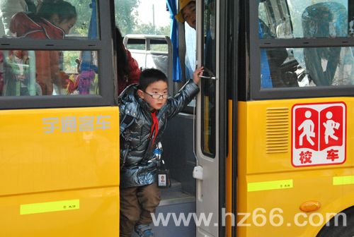 校車上路第一天 師生家長齊展顏