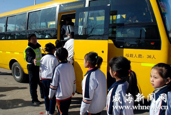 環翠區15輛新校車昨日開通 安全系數再升級(圖)