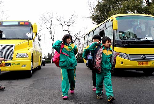 開學了記者跟孩子們坐校車