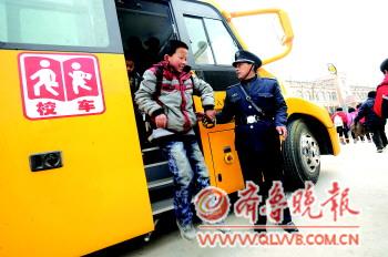 陡溝鎮(zhèn)豐齊村鄉(xiāng)里娃坐上免費(fèi)大鼻子校車