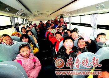 陡溝鎮(zhèn)豐齊村鄉(xiāng)里娃坐上免費(fèi)大鼻子校車